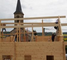 Mise en place de la poutre à bras d'hommes.
