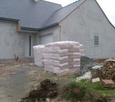 Stock plâtre devant la maison