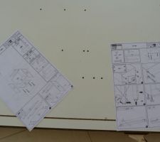 Allez, c'est parti pour monter 11 caissons de cuisine... Leroy-merlin...
Un peu d&eacute;&ccedil;ue de la qualit&eacute; des caissons - Ikea est bien meilleur (mais ils n'avaient pas de fa&ccedil;ade &agrave; notre go&ucirc;t)