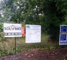 Devant le terrain, j'ai install&eacute; moi m&ecirc;me le panneau d'affichage.