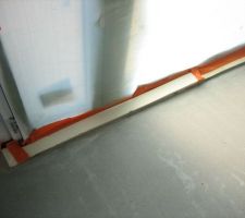 Chape autour de la porte d'entr&eacute;e &agrave; relev&eacute;e