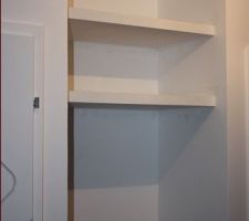 Étagères de la penderie du hall d'entrée