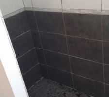 Carrelage de la douche ! Reste les joints à faire