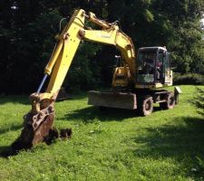 En ce jour ensoleill&eacute;, le bureau d'&eacute;tudes est venu r&eacute;aliser l'&eacute;tude de sol...
3 trous de 4 &agrave; 5m pour trouver le terrain naturel !!!