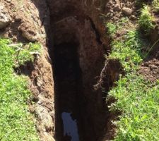 En ce jour ensoleill&eacute;, le bureau d'&eacute;tudes est venu r&eacute;aliser l'&eacute;tude de sol...
3 trous de 4 &agrave; 5m pour trouver le terrain naturel !!! 
Comme nous pouvons le constater, de nombreuses sources sont pr&eacute;sentes sur le terrain.