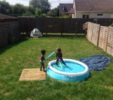 La piscine des loulous, à côté la bâche de protection. On avait pas rempli la piscine!