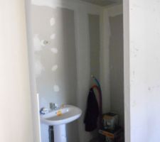 Salle d'eau du bas avec la pose de la cloison qui d&Atilde;?&Acirc;&copy;limitera l'espace chambre et l'espace douche