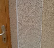 Photo des encadrements de la facade ton pierre avec encadrements blanc cassé