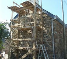 Un échafaudage fait maison (bois de coffrage) pour travailler sur la cheminée.