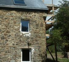 Nouvelles fenêtres, échafaudage de côté et traces blanches sur les ardoises.