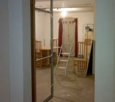 Pose de la futur cloison qui s&eacute;parera l'entr&eacute;e du salon - vue avant