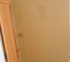 Le mur enfin fini ET peint !!! (La t&acirc;che qui appar&acirc;it est sur l&eacute;cran de l'appareil photo, pas sur le mur :-p)