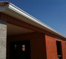 Gouttière et planches de rive PVC, y compris sous la terrasse couverte