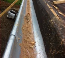 Voici l'état de la gouttière , après ma demande d'explication, on me répond que le chantier n' est pas fini et que les travaux suivent leur cours.
Nota le lendemain ou 2 jours après il a plu..
Et moi qui pensais que l'on nettoyais le chantier avant de le quitter.
Cela prouve le sérieux de la société Rollin