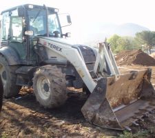 ça y est aujourd hui des 7H30 le conducteur de travaux etait present sur le terrain avec les maçons. le terrassement et les fondations ont commencé, on est content car ils ont creusé entre 1 METRE  et 1M10. ils ont travaillé trés proprement.