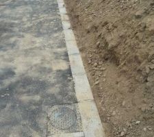 Dégagement du trottoir de la terre de notre terrain mise suite au terrassement, ainsi que nettoyage du trottoir devant chez nous. Ça nous aura pris plus de 3h...