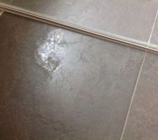 Paroi de douche posée sur carrelage