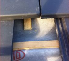 Le contre lattage ne va pas jusqu' à la planche de rive es ce normal.
Le voile sous toiture fait une cuvette au niveau de la planche de rive je trouve cela bizarre...