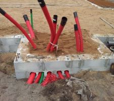 Des fourreaux qui arrivent des compteurs, d'autres qui repartent vers le garage et d'autres (en option) qui partent a l'autre bout de la maison