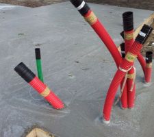 Les fourreaux sont fixés
j'ai conservé un peu d'angle pour le plus gros fourreau (électricité) afin de faciliter le passage du cable
