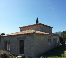 Charpente terminée, côté entrée de la maison i l y a beaucoup de terre à enlever!