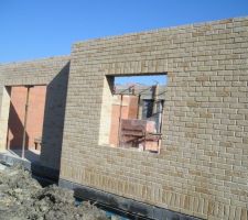 Fen&ecirc;tre de salon nettoy&eacute;e de ses soutiens