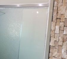 Joint pailleté autour du miroir