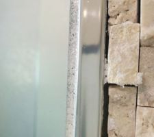 Joint pailleté autour du miroir