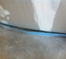 Autre pi&egrave;ce avec des probl&egrave;mes de bande isolante qui n'est pas prise dans la chape. Plaque non viss&eacute;e dans les fourreaux. Le rev&ecirc;tement du sol qui n'a pas &eacute;t&eacute; chiffr&eacute; non plus. Et cloison du coup plus que flexible !