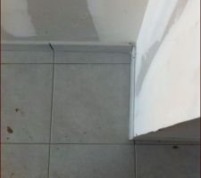 Je crois que l'&eacute;querre a &eacute;t&eacute; oubli&eacute; ce jour l&agrave;. Visible d&egrave;s l'entr&eacute;e dans l'habitation!!! Non seulement on profite de la na&iuml;vet&eacute; des clients, mais en plus on leur fait passer l'id&eacute;e qu'on ne sait pas ce que c'est qu'un angle droit !