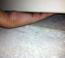 4 cm d'&eacute;cart entre le sol (carrelage) et le bas d'une porte. Constat&eacute;s &agrave; multiples reprises.