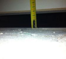 4 cm d'&eacute;cart entre le sol (carrelage) et le bas d'une porte. Constat&eacute;s &agrave; multiples reprises.