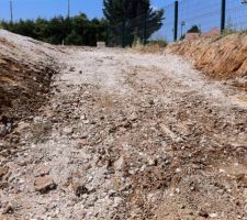 Pente non conforme au Contrat, ni au R&eacute;glement de Lotissement et Non Conforme pour la DDTM. Aucun mur de sout&egrave;nements.