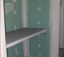 Meuble de salle de bain fait maison en cours