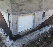 On a commandé une porte de garage grise foncée (RAL 7016). Hummm, comment dire, le gris foncé ce n'est pas comme ça !