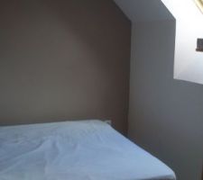 Notre chambre, peinture brun taupiniere. Tour de fenêtre peint aussi en brun