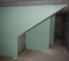 La cage de l'escalier vue du sous-sol