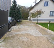 Terrain en seconde position, donc voici la vue de mon entr&eacute;e, le sapin &agrave; gauche n existe plus, le terrain des voisins s arrete le long de la ligne qui part des escaliers.