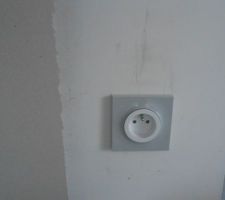 Enjoliveurs gris partout sauf dans les chambres et la salle de bain où ils sont blancs