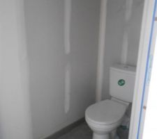 Carrelage (c'est dans cette pièce où on voit le mieux sa couleur, le reste des pièces il est tout blanc avec la poussière)