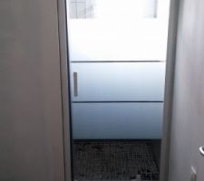 Porte de douche install&eacute;e