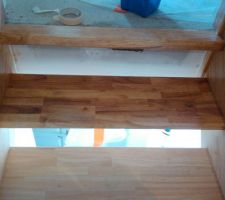 Pose du vitrificateur sur l'escalier