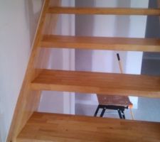 Escalier fini avec 3 couche de vitrificateur