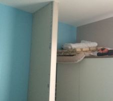 Pose de la cloison de placard par nos soins. 
Il était prévu le placard tout le long du mur de 3m mais je pense que 2m suffiront amplement ! Sur le petit metre restant nous ferons un bureau quand l'heure des devoirs aura sonné.