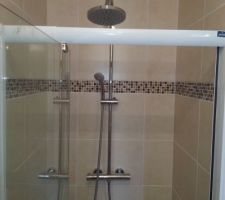 Côté douche de la salle d'eau de la chambre d'ami