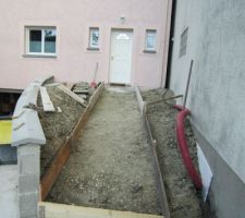 Coffrage du futur escalier d'acc&egrave;s &agrave; l'entr&eacute;e.