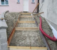 Pose des contre-marches et du treillis du futur escalier d'accès à l'entrée.