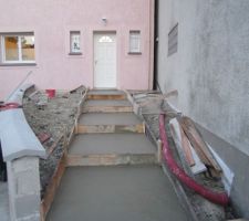 Et voilà l'escalier est coulé ! On aura enfin les pieds au sec avant d'entrer dans la maison.