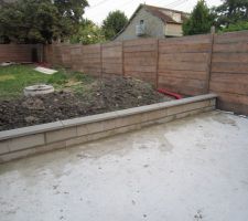 Muret terminé, il restera à répartir la terre du décaissement dans le jardin.