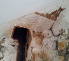 Waouh, il est indiqué sur le plafond au niveau de la cheminée : Quémin Marcel le 8 février 1934 !!!
Trop la classe de retrouver ça :-)